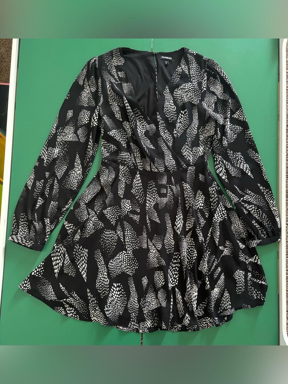 Express Women Size XS Black and White Abstract Print faux Wrap Dress